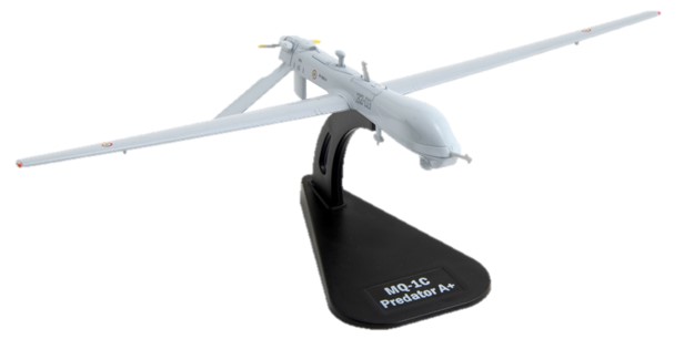 Italeri drone model - Military Aircraft MQ-1C Predator schaal 1:72